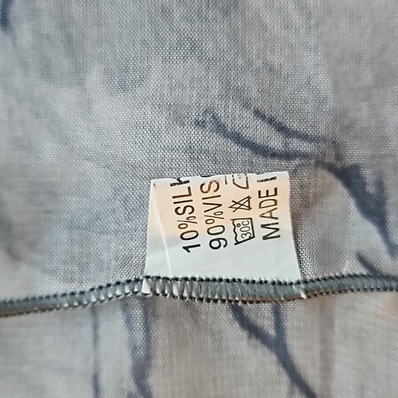 EUC Luxurious Silk & Viscose Scarf - Picture 3 of 5